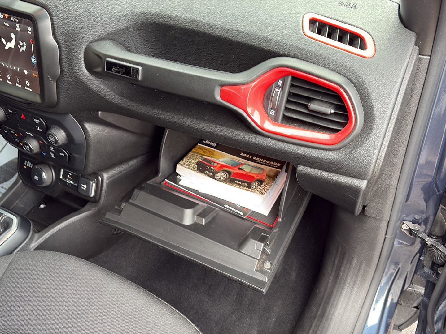 Used 2021 Jeep Renegade Latitude image 23