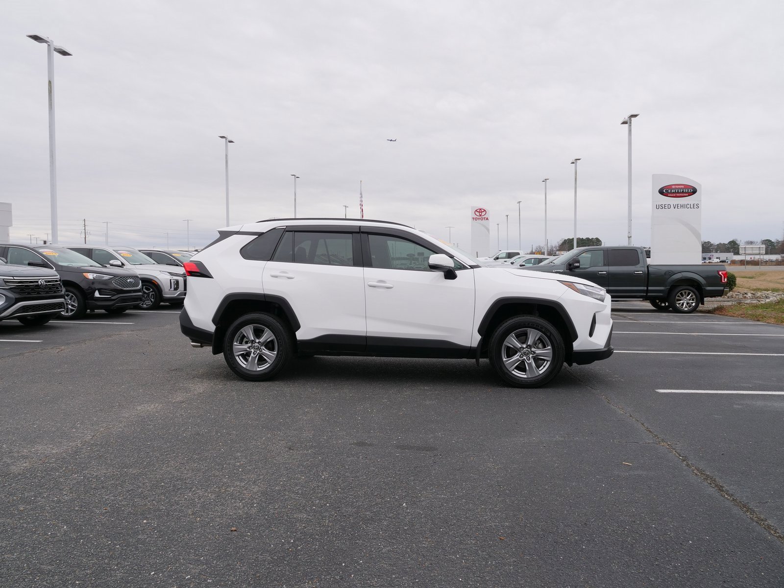 Used 2024 Toyota RAV4 XLE w/ Convenience Package image 3