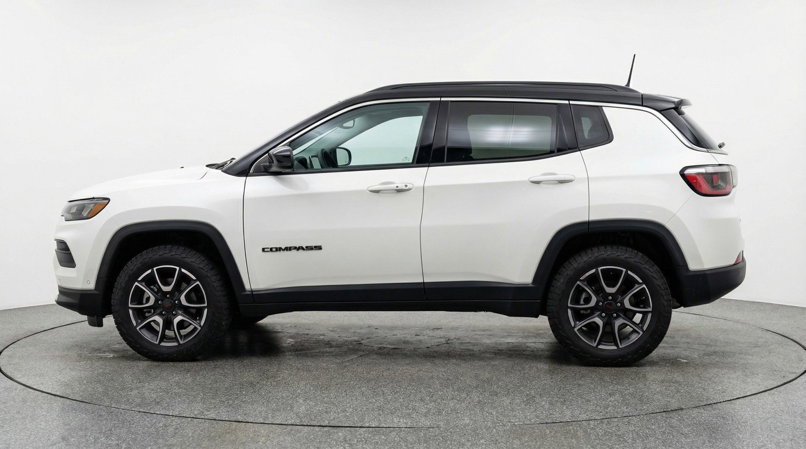 Used 2025 Jeep Compass Trailhawk image 5