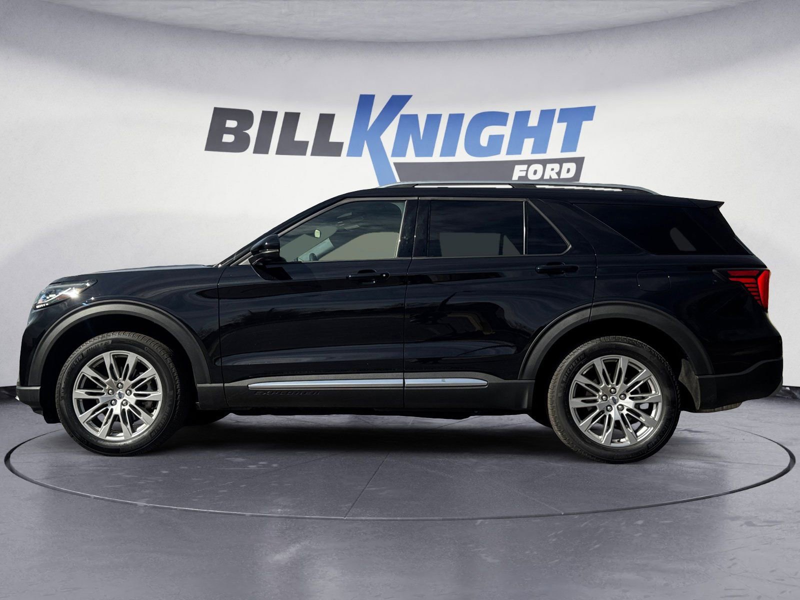 Used 2025 Ford Explorer Platinum image 2
