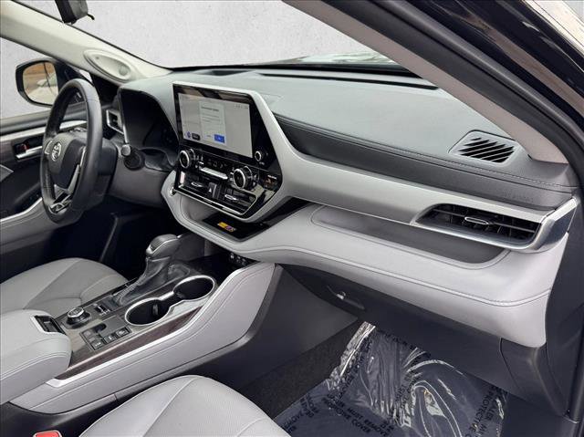 Certified 2025 Toyota Highlander Platinum image 22