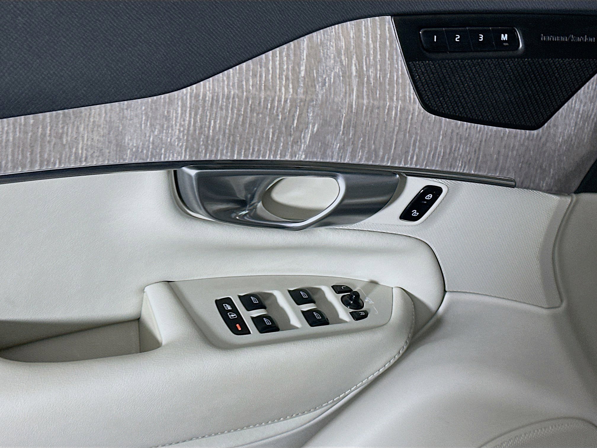 Used 2024 Volvo XC90 B6 Plus image 15