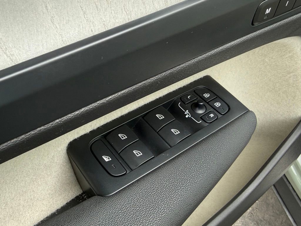 Used 2023 Volvo XC40 B5 Ultimate w/ Protection Package Premier image 10