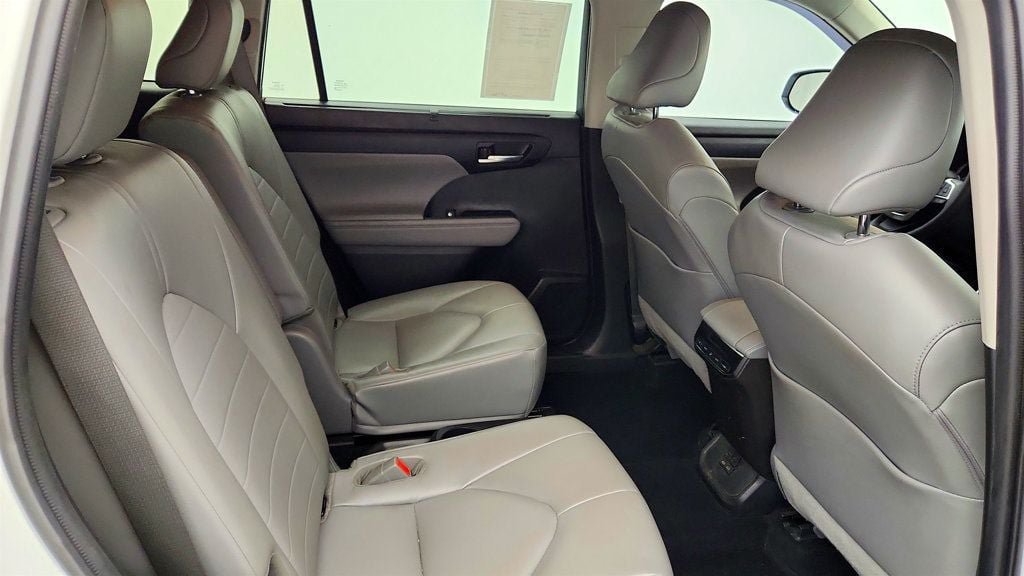 Used 2022 Toyota Highlander XLE AWD/4WD image 22