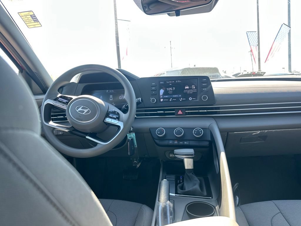 Used 2026 Hyundai Elantra SE FWD image 18
