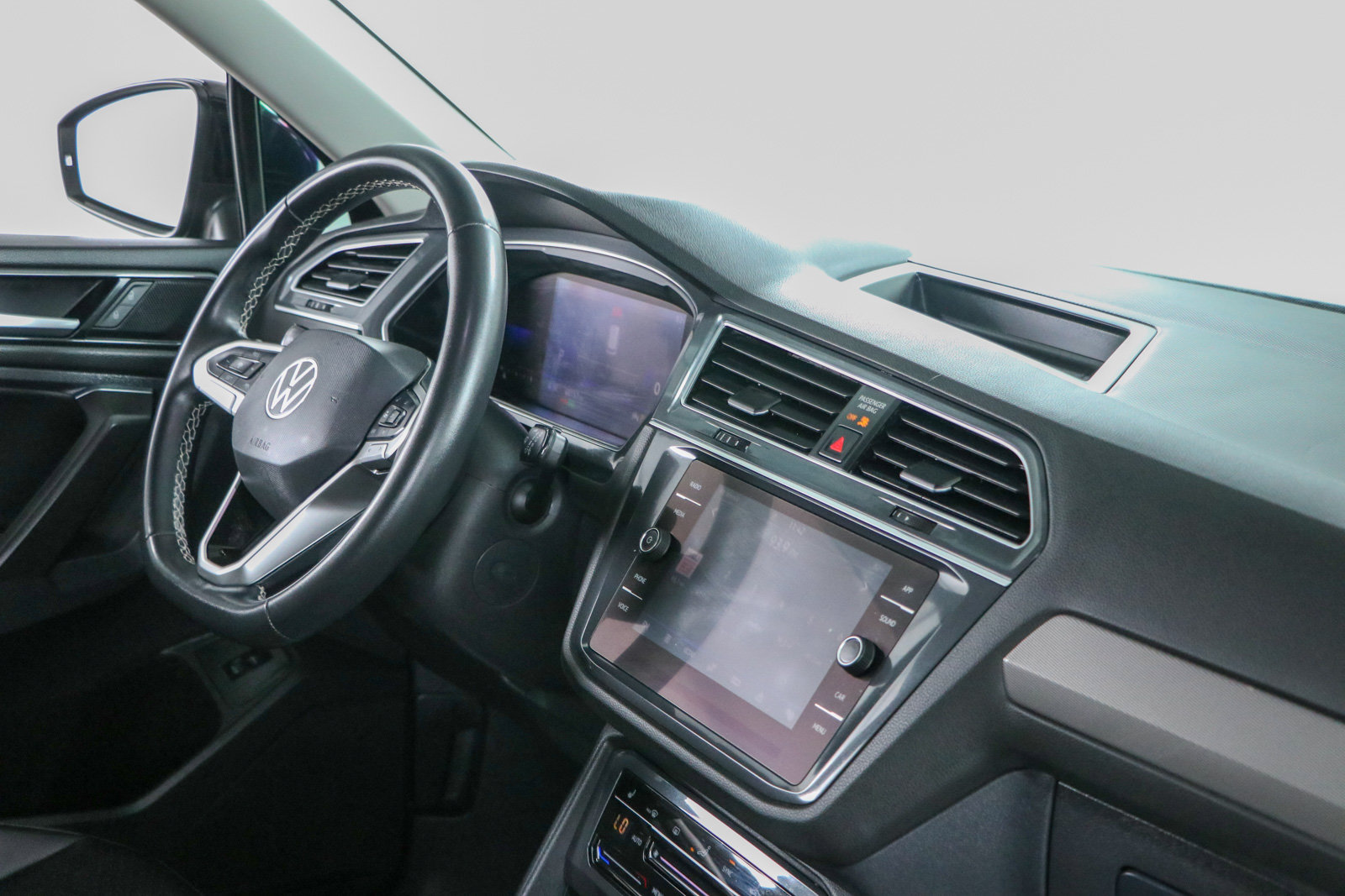 Used 2022 Volkswagen Tiguan SE w/ Panoramic Sunroof Package AWD/4WD image 26