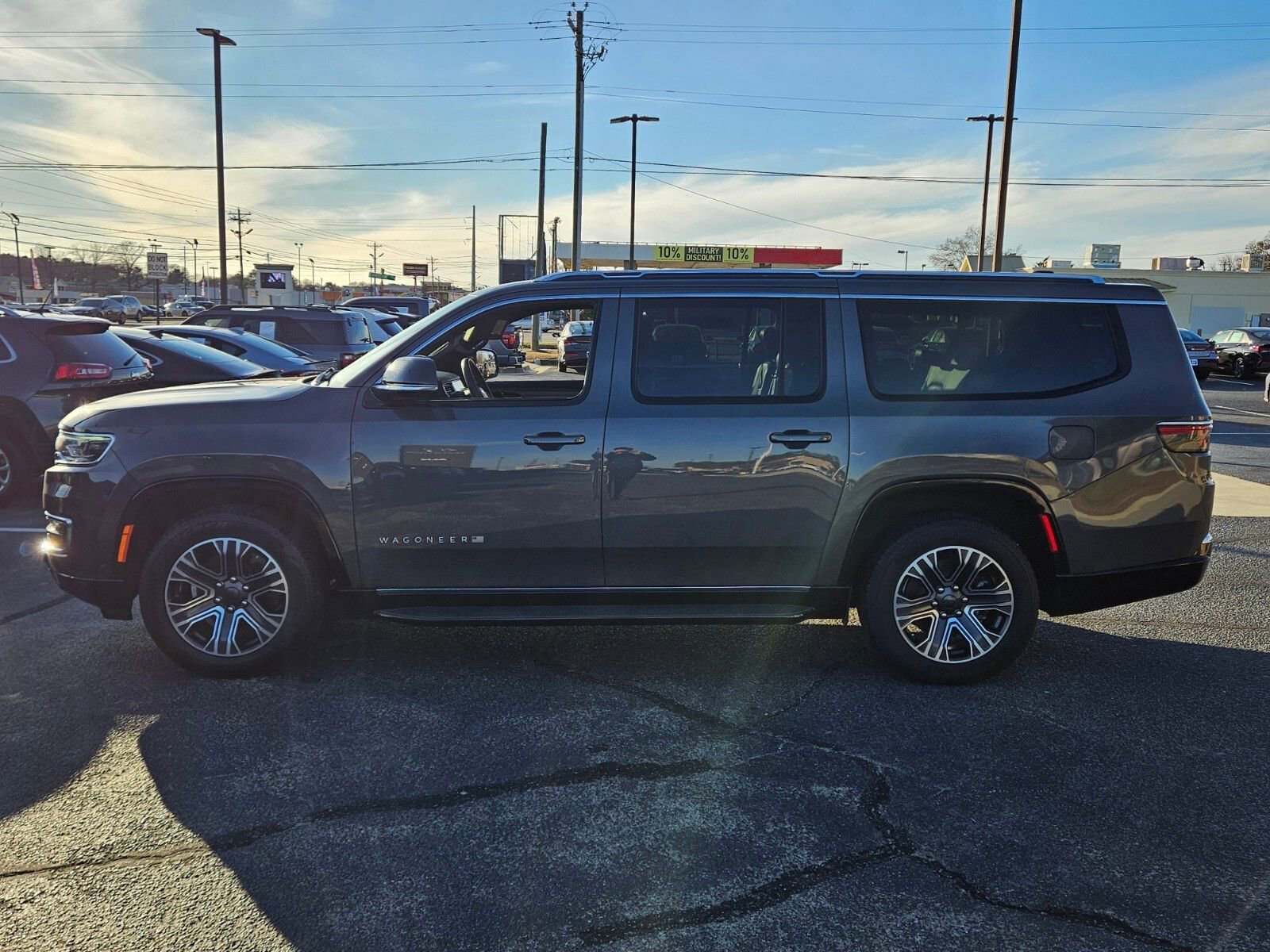 Used 2024 Jeep Wagoneer L Series II w/ Flexible Seating Group image 4