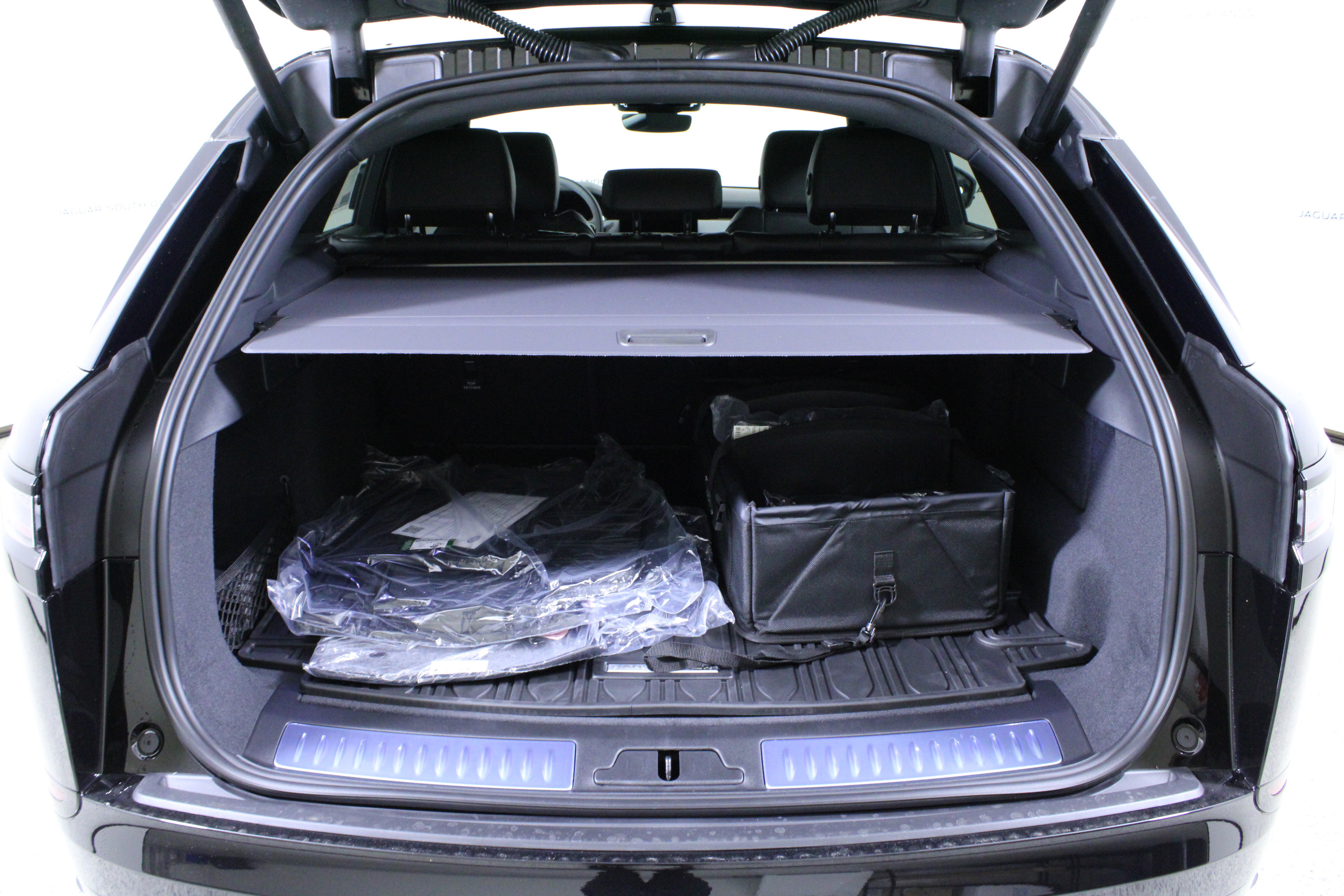 New 2026 Land Rover Range Rover Velar Dynamic SE image 9