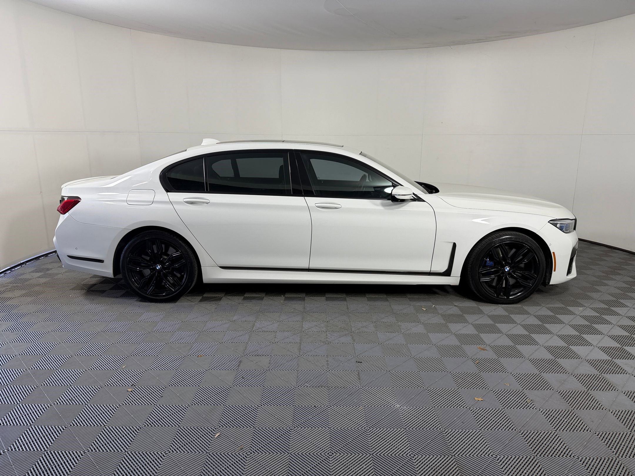 Used 2020 BMW M760i xDrive w/ Luxury Rear Seating Package image 8