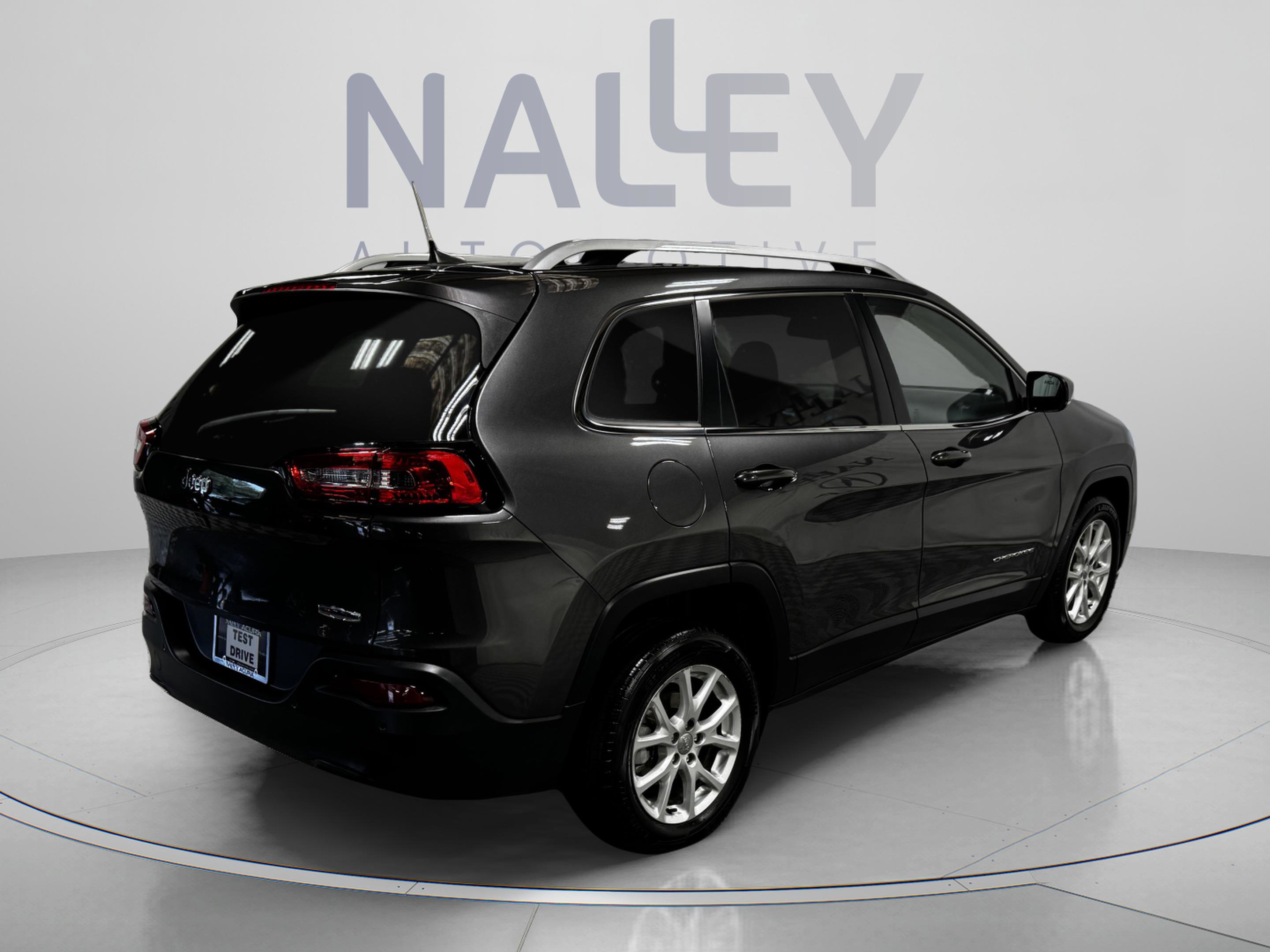 Used 2017 Jeep Cherokee Latitude w/ Safety/Convenience Group FWD image 5