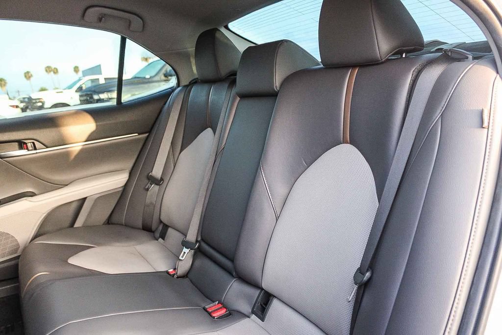 Used 2020 Toyota Camry XLE w/ Preferred Accessory Package FWD image 19
