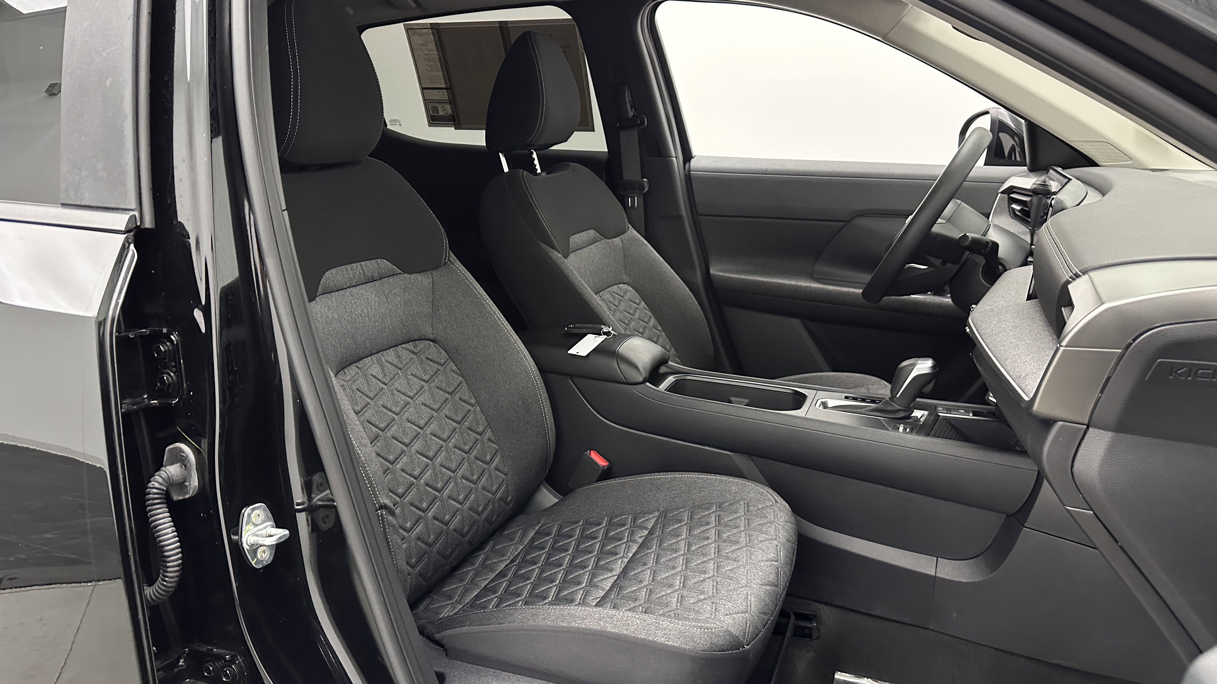Used 2025 Nissan Kicks SV w/ Charging Package FWD image 33