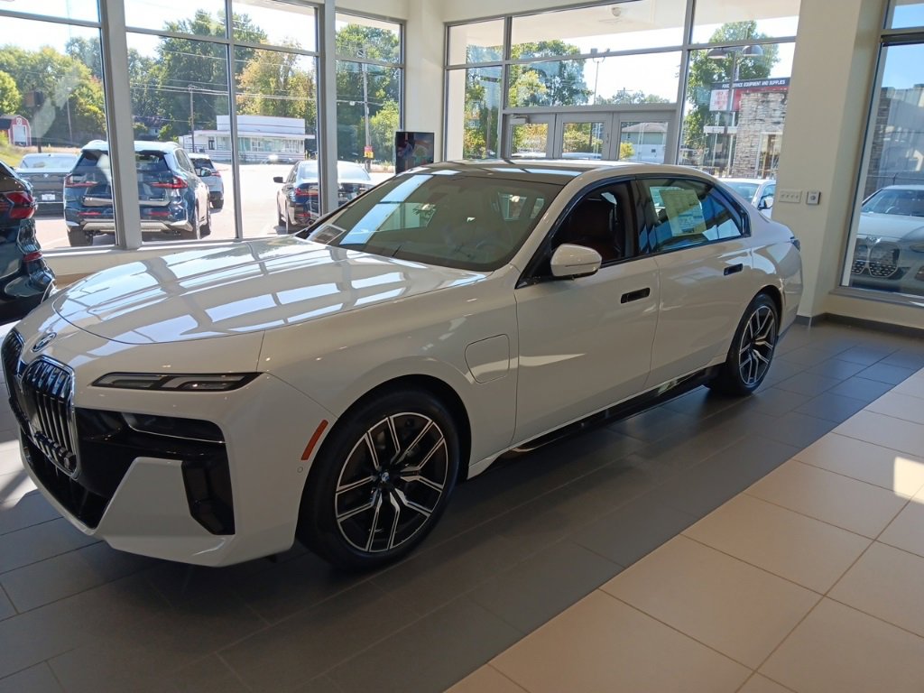 New 2026 BMW 750e xDrive image 3