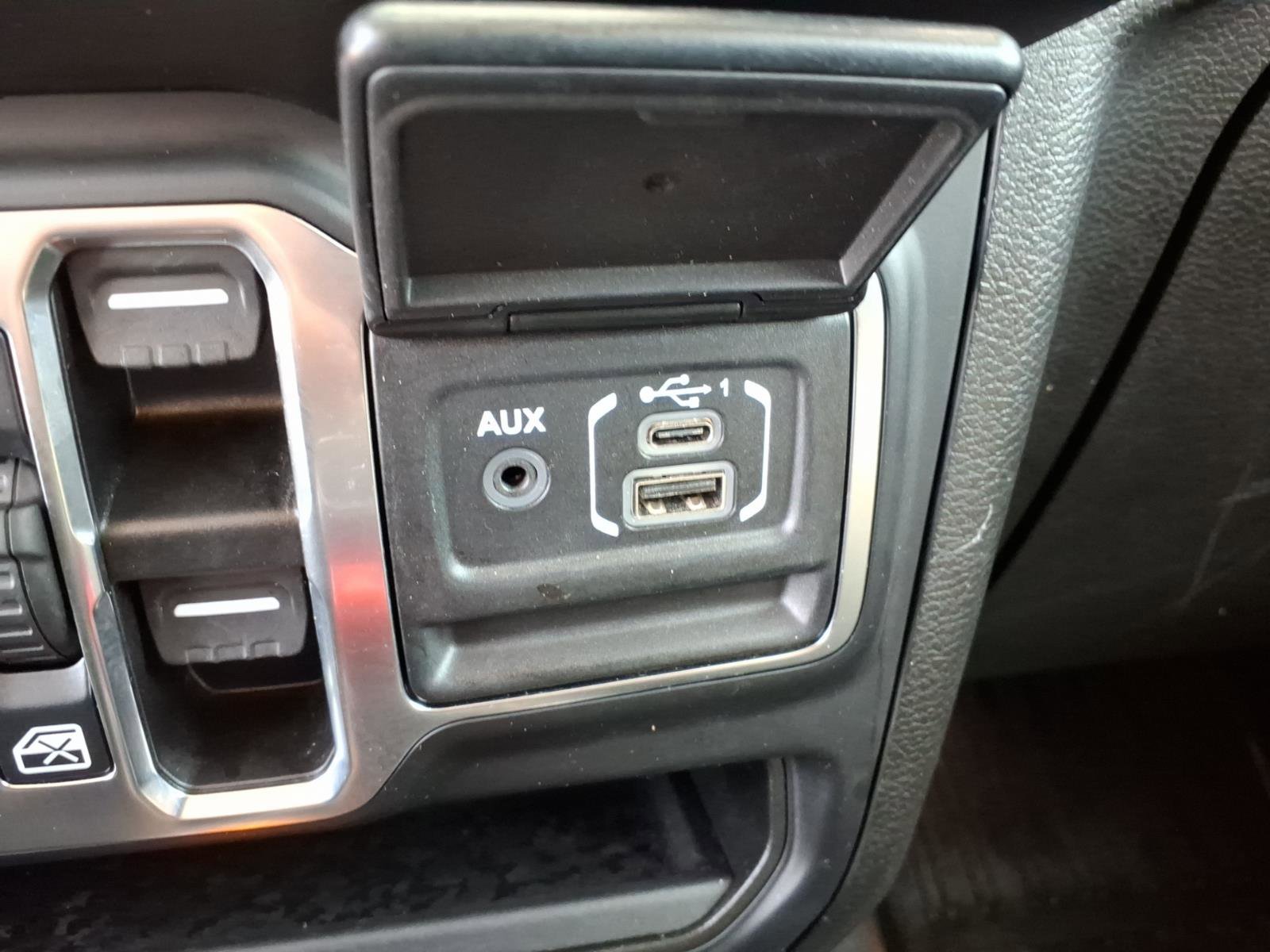 Used 2023 Jeep Gladiator Overland image 15