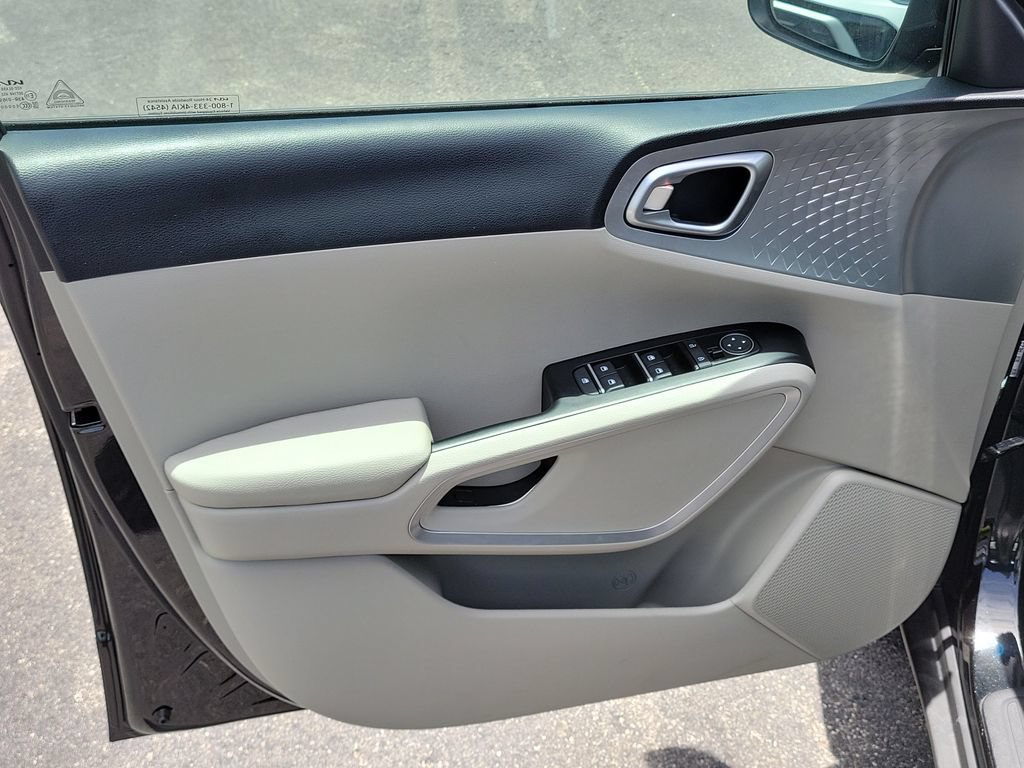Used 2025 Kia Soul LX w/ LX Technology Package FWD image 16