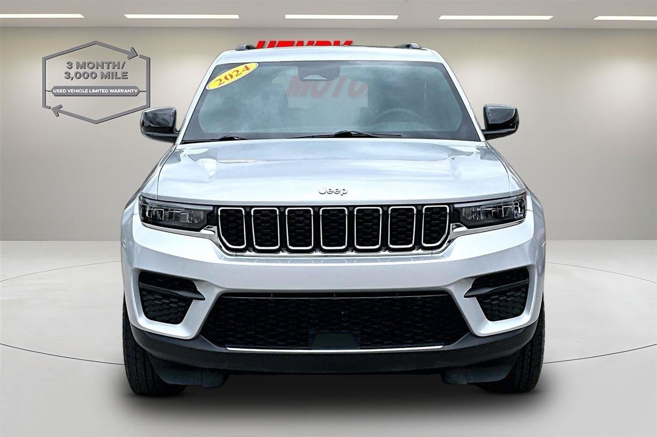 Used 2024 Jeep Grand Cherokee Laredo AWD/4WD image 2