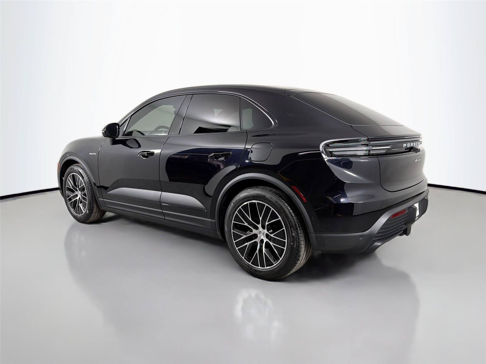 Certified 2026 Porsche Macan 4 Electric AWD/4WD image 3