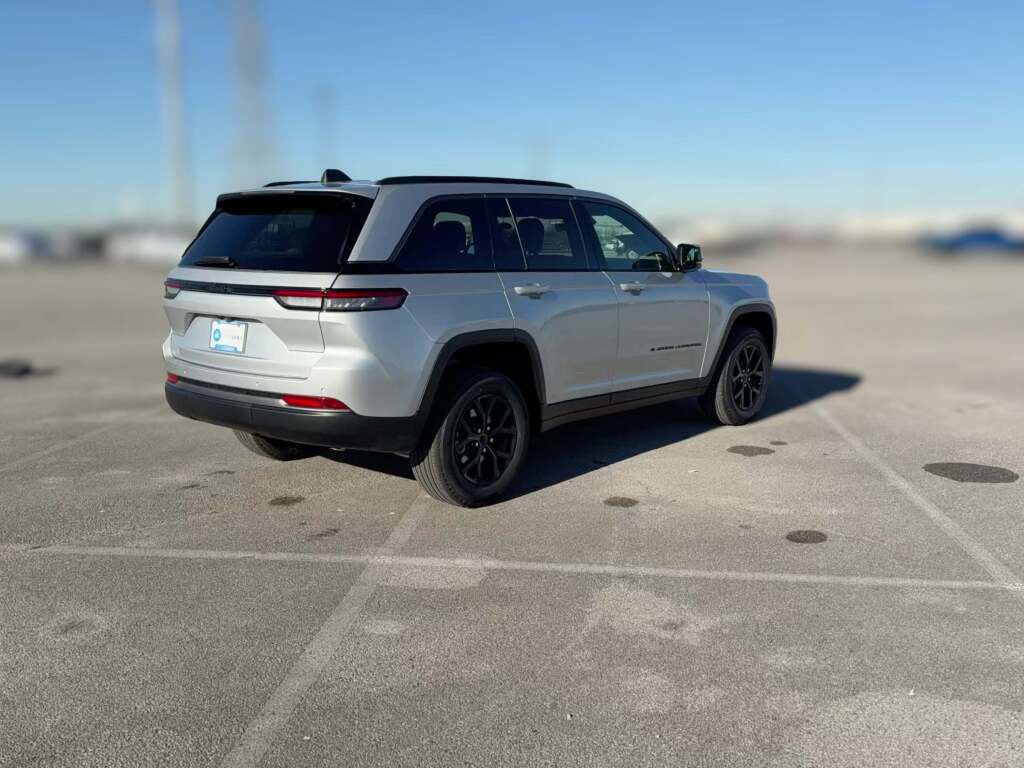 New 2026 Jeep Grand Cherokee Altitude image 12