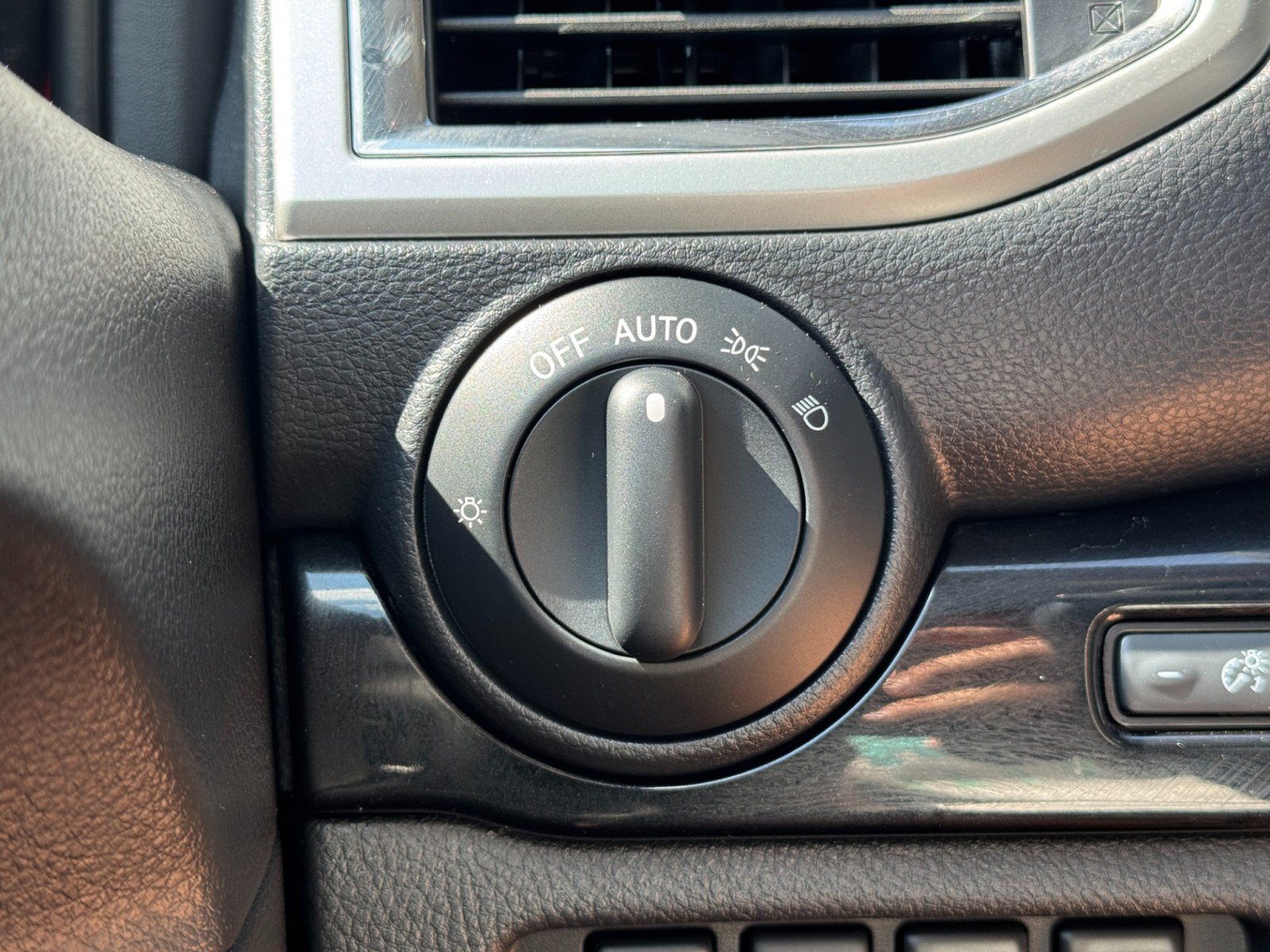 Used 2021 Nissan Titan SV w/ SV Convenience Package RWD image 16