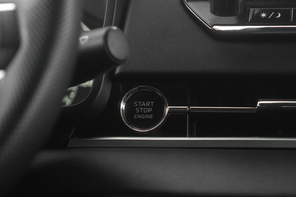 Used 2024 Mitsubishi Outlander SE Black Edition image 30