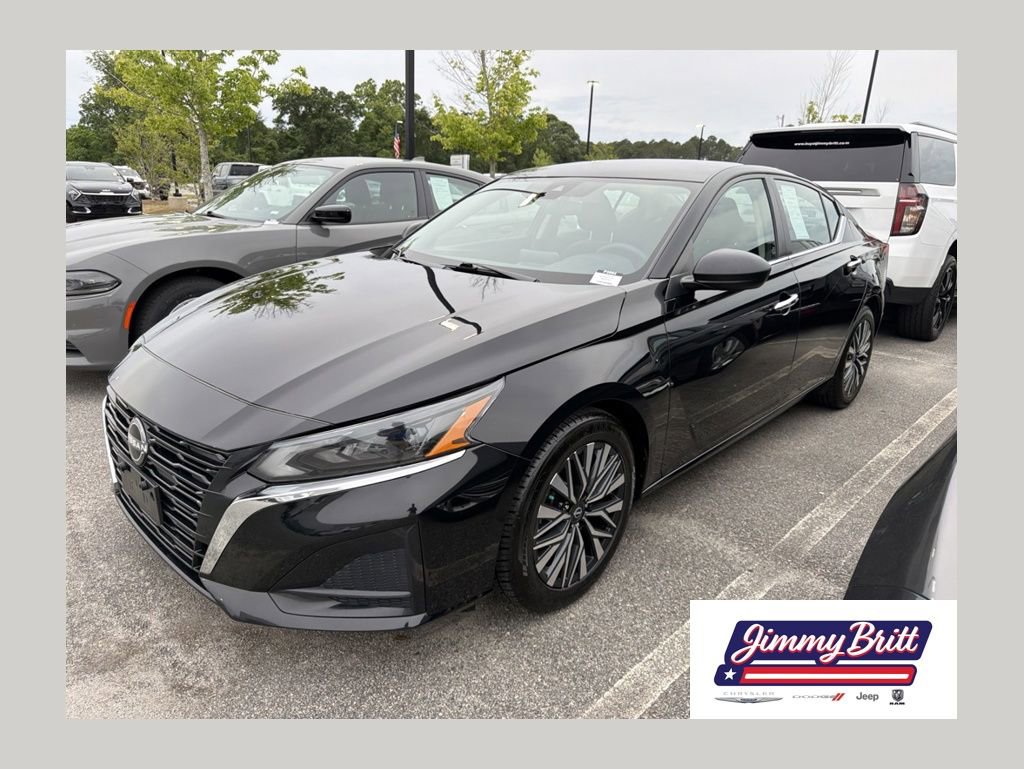 Used 2024 Nissan Altima 2.5 SV FWD image 1