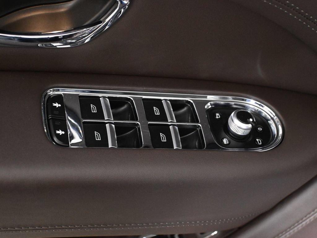 Used 2022 Bentley Bentayga AWD/4WD image 32