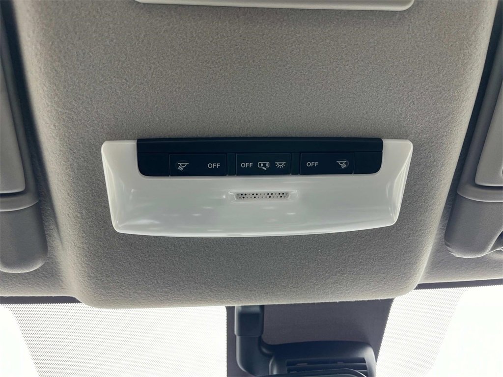 Used 2025 Nissan Versa SR w/ Trunk Package image 36