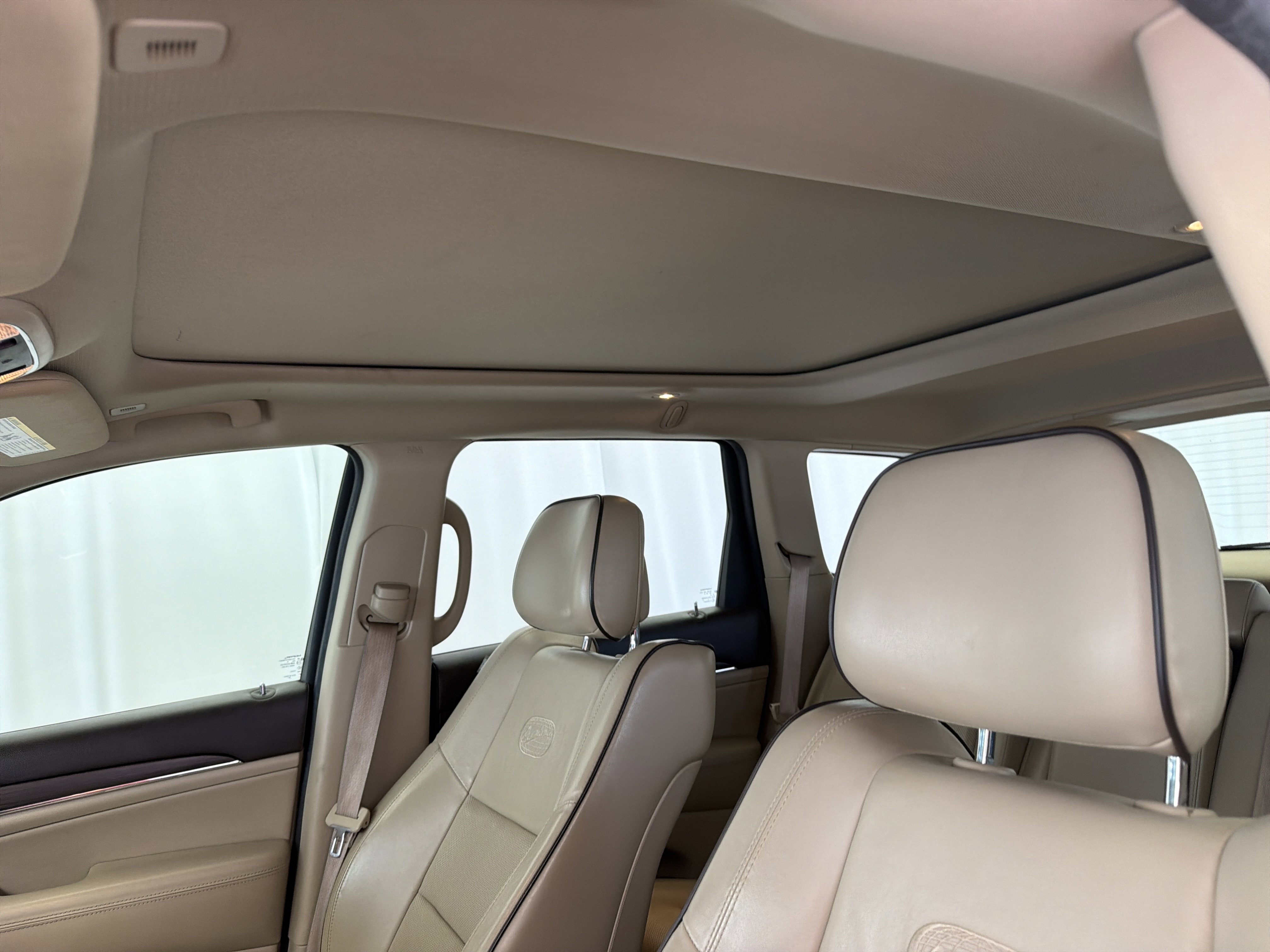 Used 2017 Jeep Grand Cherokee Overland image 13