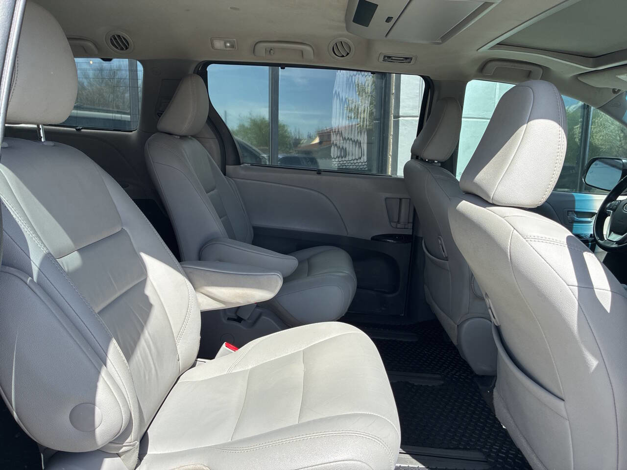 Used 2017 Toyota Sienna XLE Premium image 12