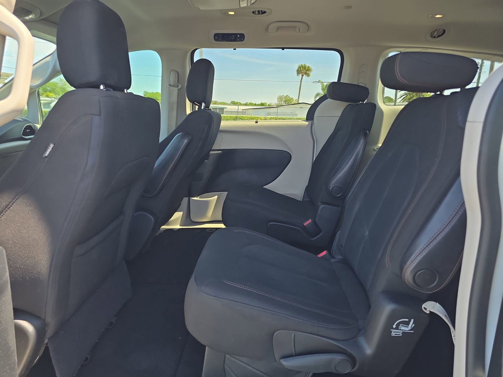 Used 2020 Chrysler Pacifica Touring image 12