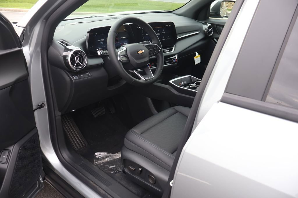 New 2026 Chevrolet Equinox LT w/ Convenience Package II FWD image 13