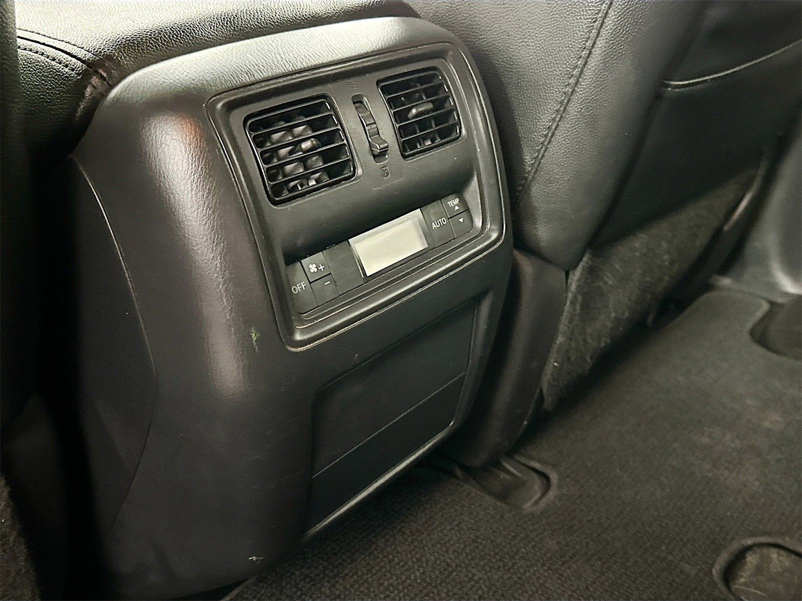 Used 2013 Nissan Pathfinder SV image 24