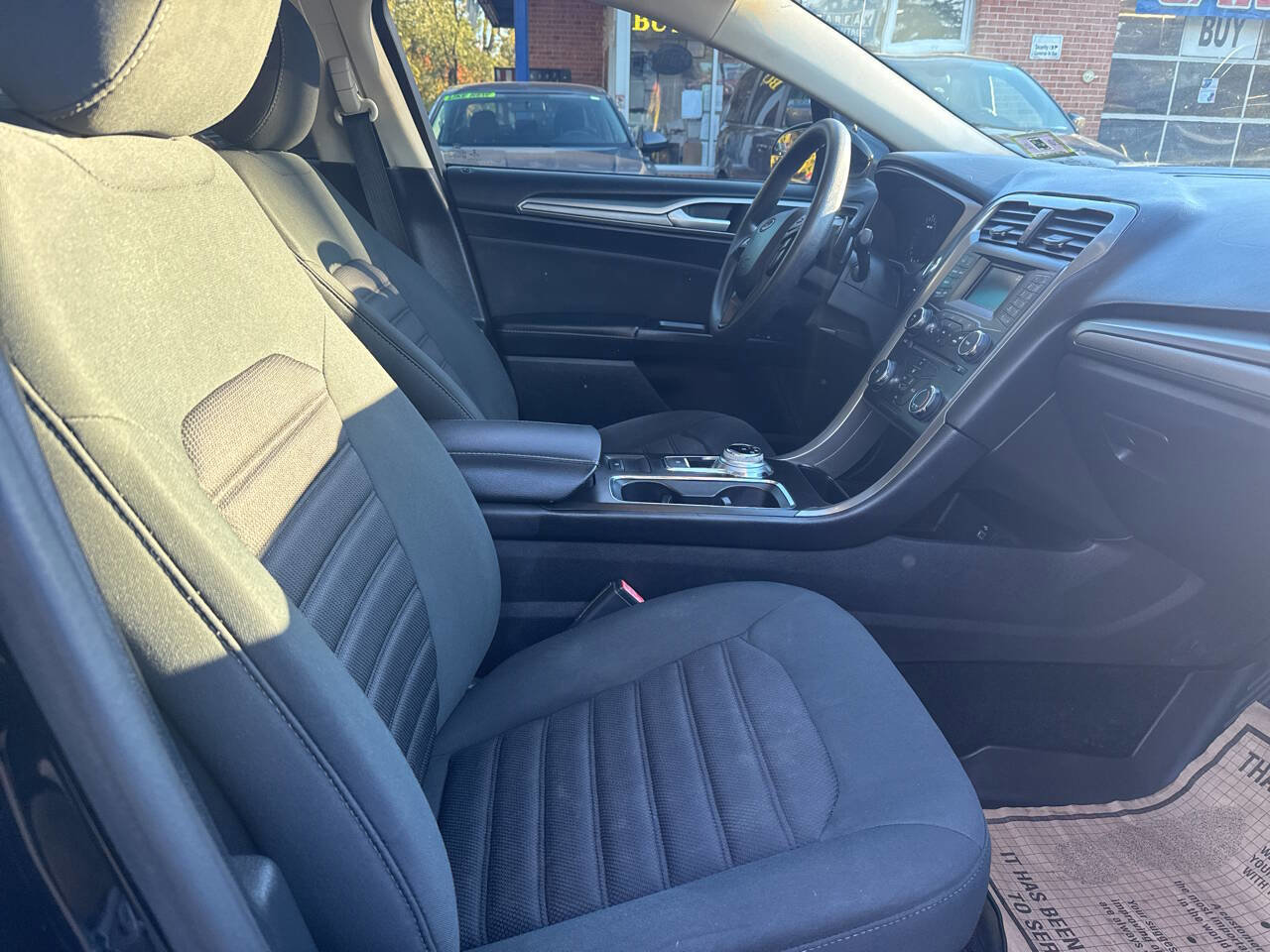 Used 2017 Ford Fusion SE image 18