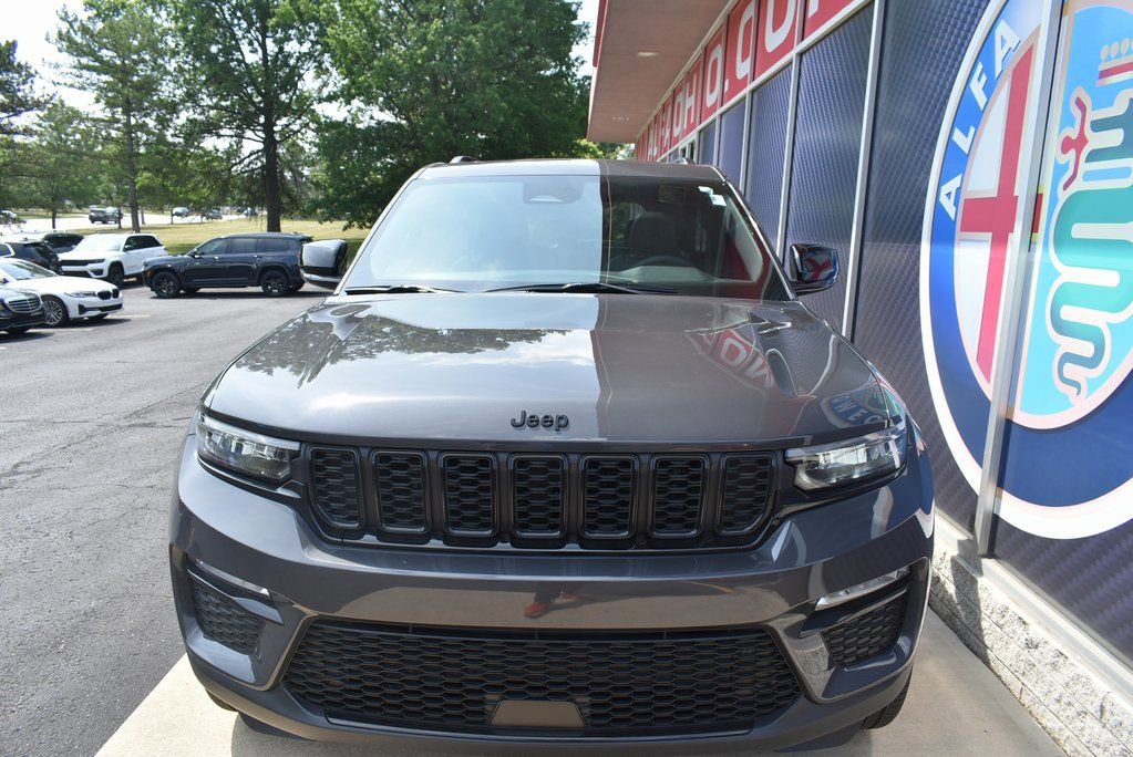 Used 2025 Jeep Grand Cherokee Limited w/ Black Appearance Package image 9