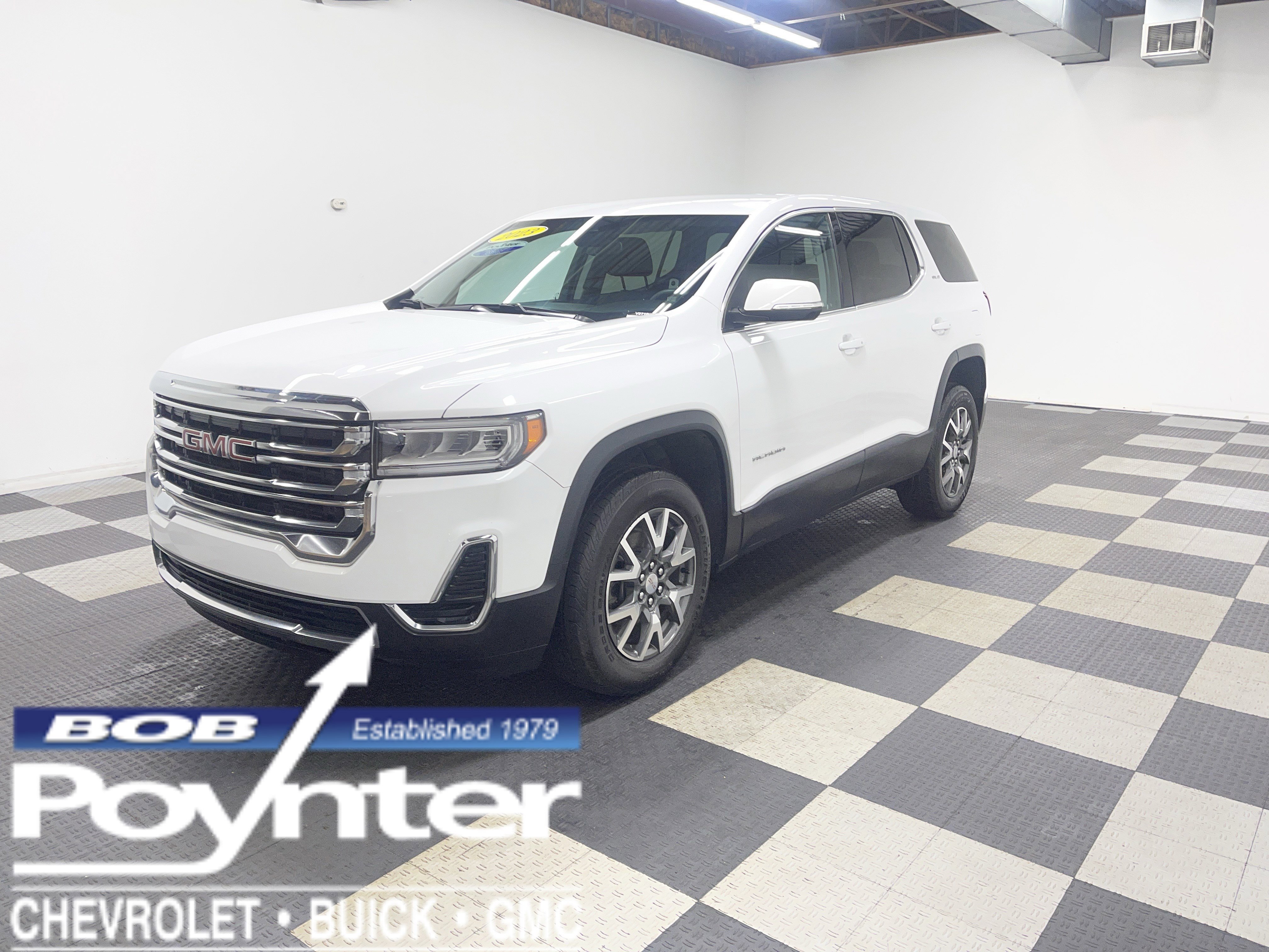 Used 2023 GMC Acadia SLE image 1