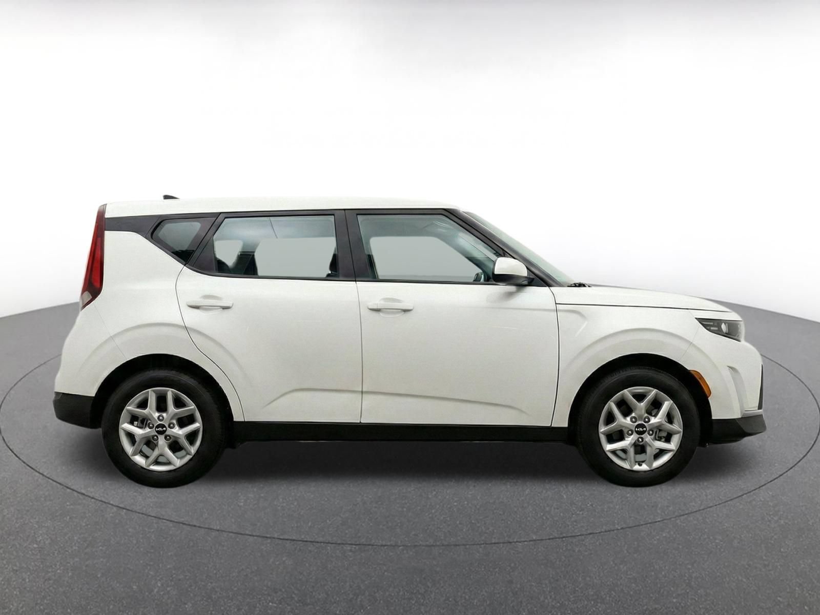 Used 2025 Kia Soul LX w/ LX Technology Package FWD image 10