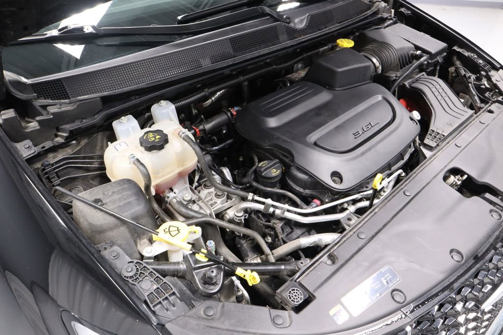 Used 2025 Chrysler Pacifica Select image 15