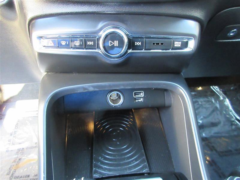 Used 2019 Volvo XC40 T4 R-Design image 18