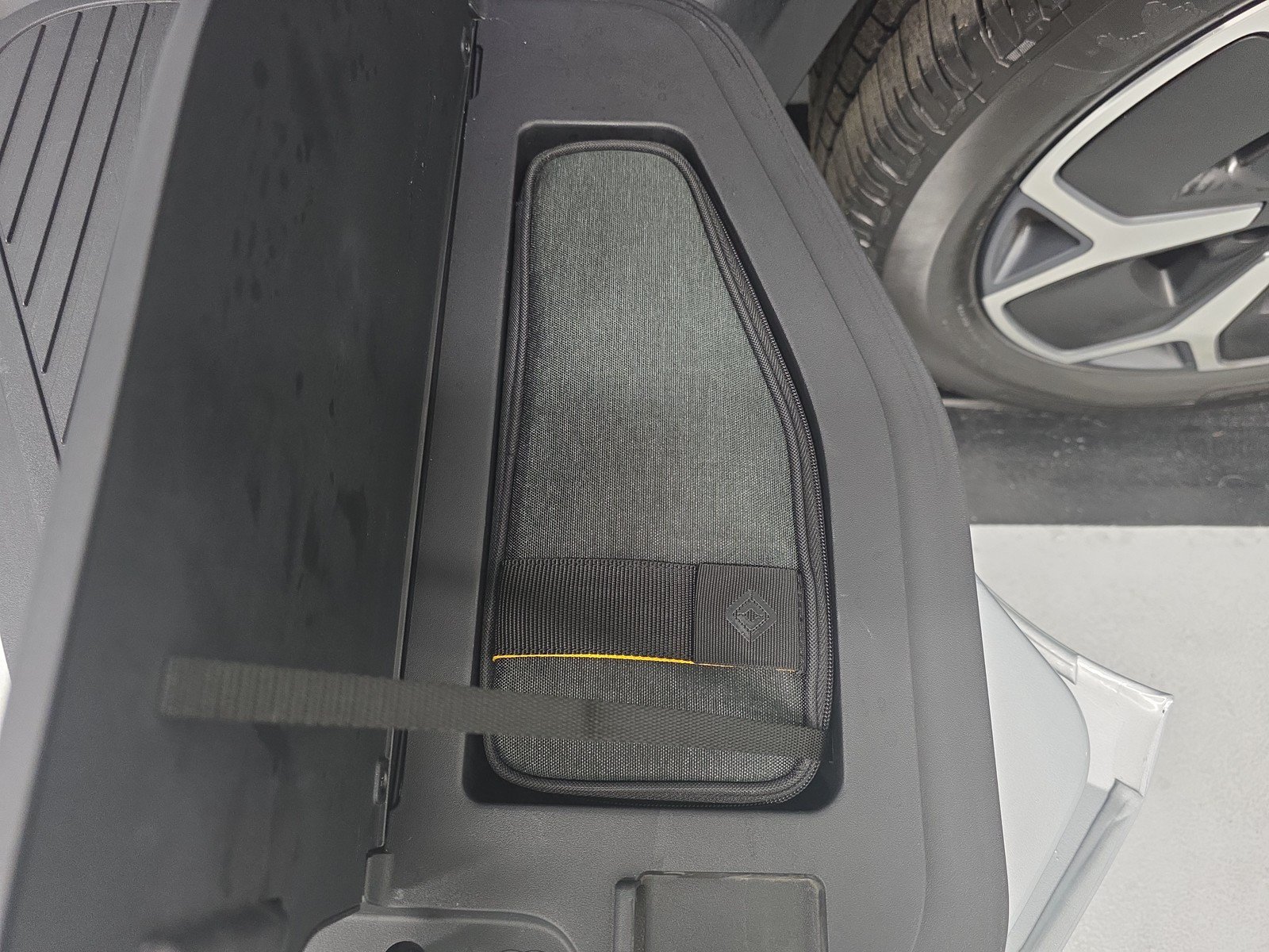 Used 2023 Rivian R1T Adventure AWD/4WD image 32