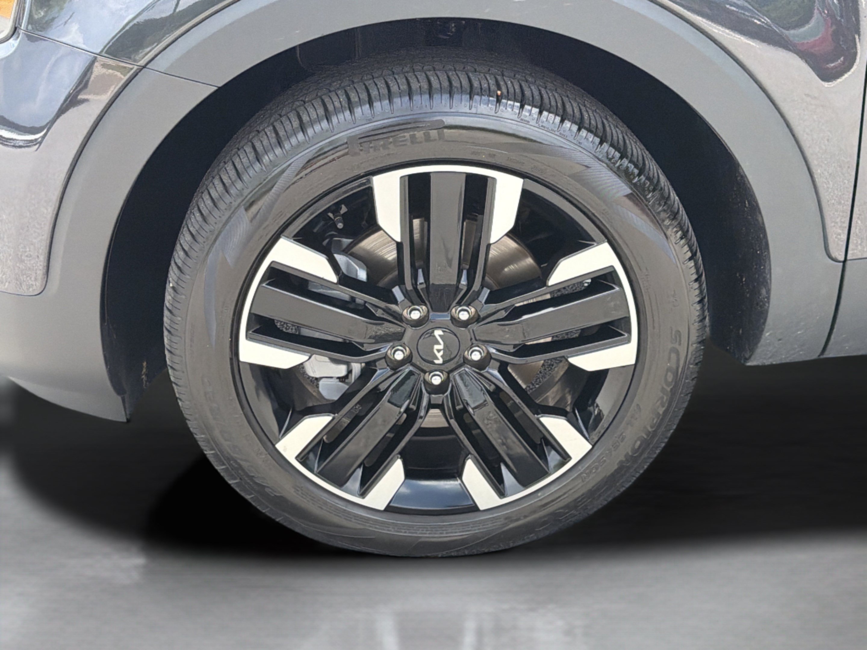 Used 2025 Kia Telluride SX w/ SX Captain's Chair Package FWD image 37