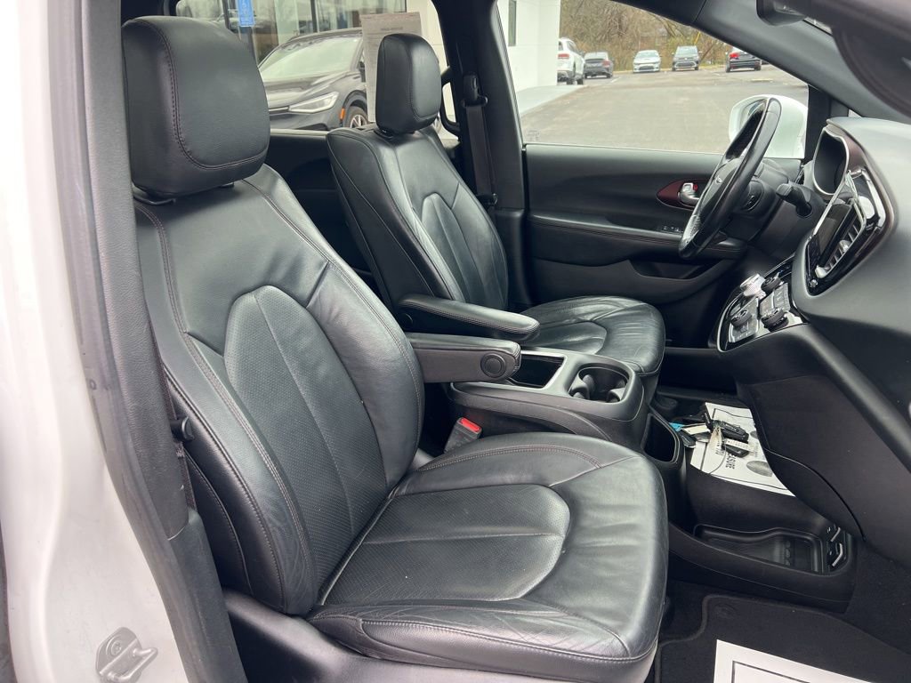 Used 2020 Chrysler Pacifica Touring-L image 25