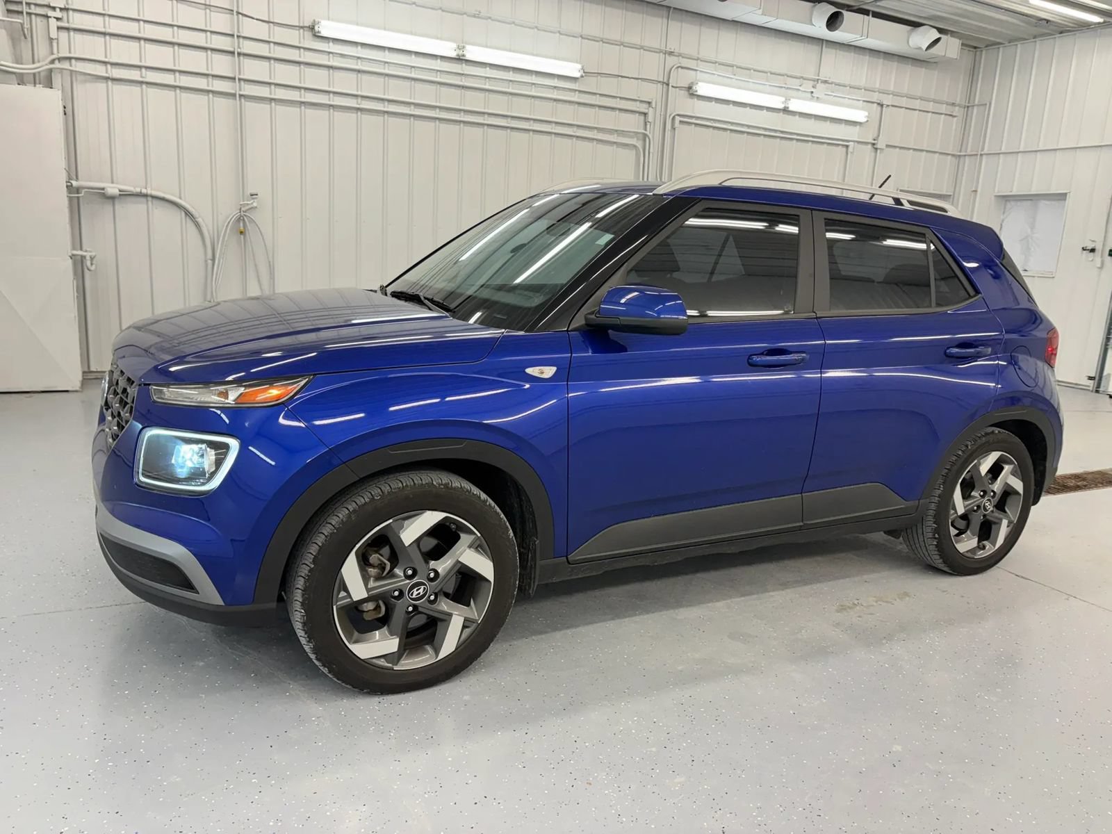 Used 2023 Hyundai Venue Limited FWD image 9