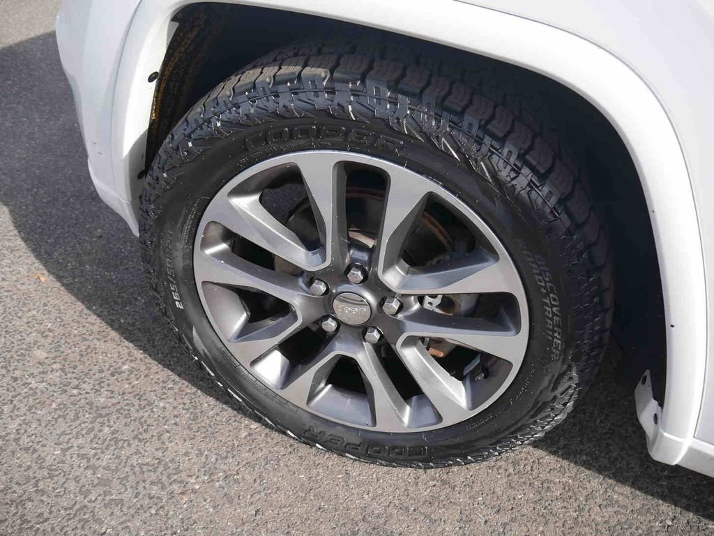 Used 2017 Jeep Grand Cherokee Overland w/ Jeep Active Safety Group image 12