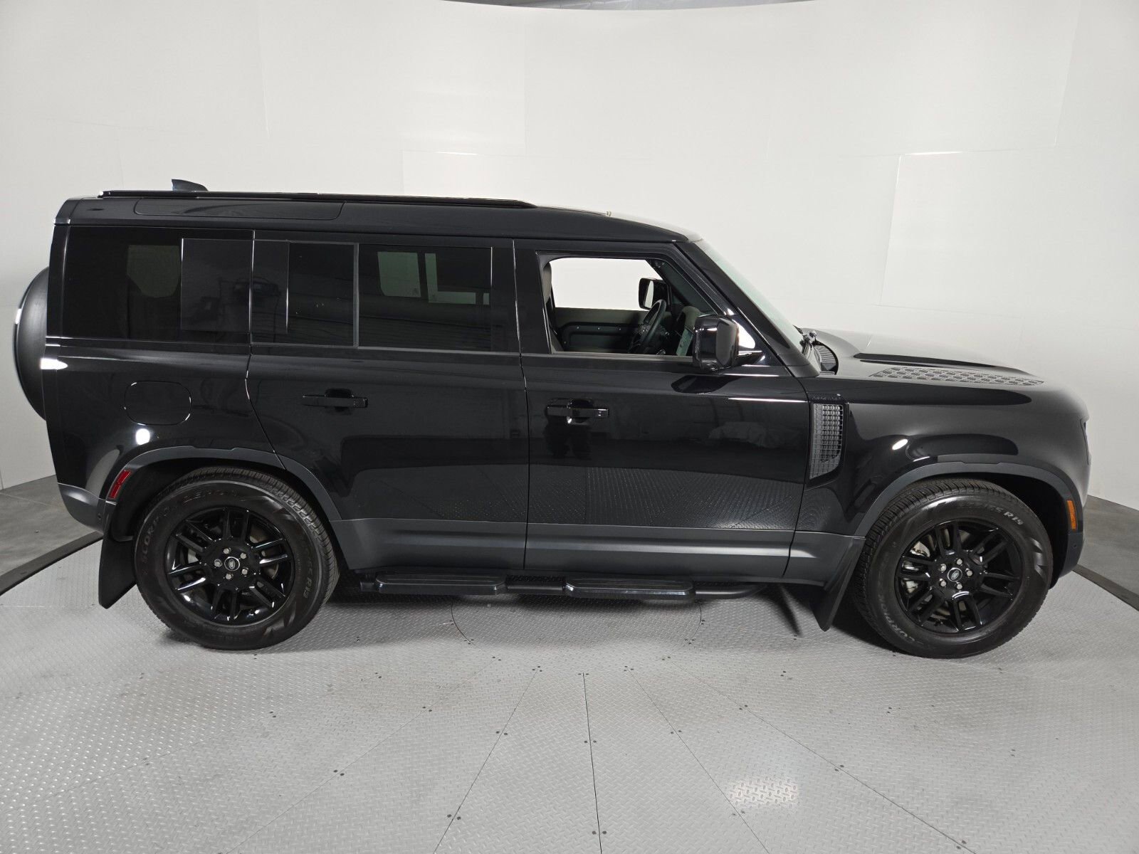 Used 2025 Land Rover Defender 110 S AWD/4WD image 4