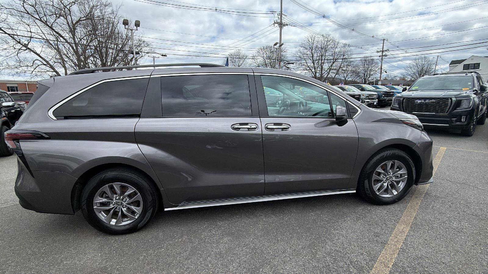 Used 2024 Toyota Sienna XLE w/ XLE Plus Package image 8