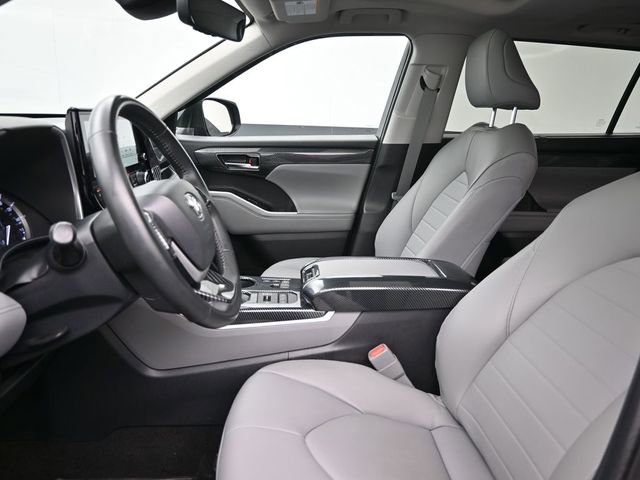 Certified 2023 Toyota Highlander XLE image 32