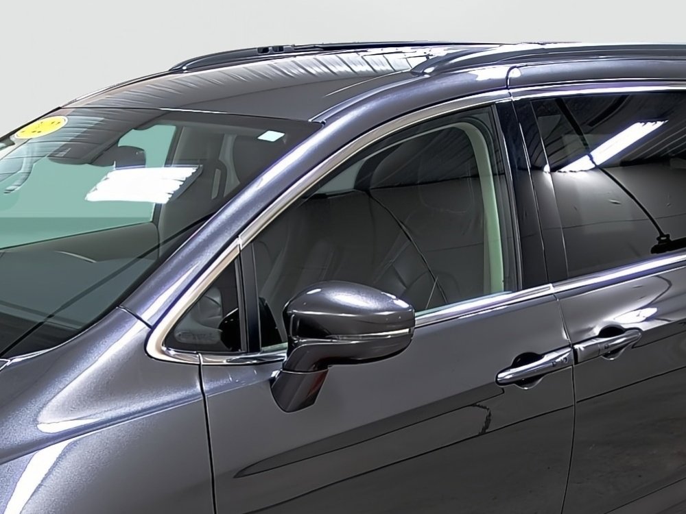Used 2022 Chrysler Pacifica Touring-L image 8