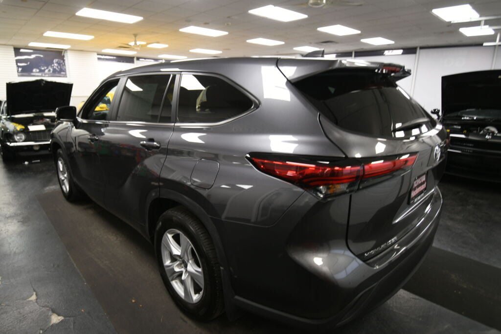 Used 2023 Toyota Highlander LE FWD image 5