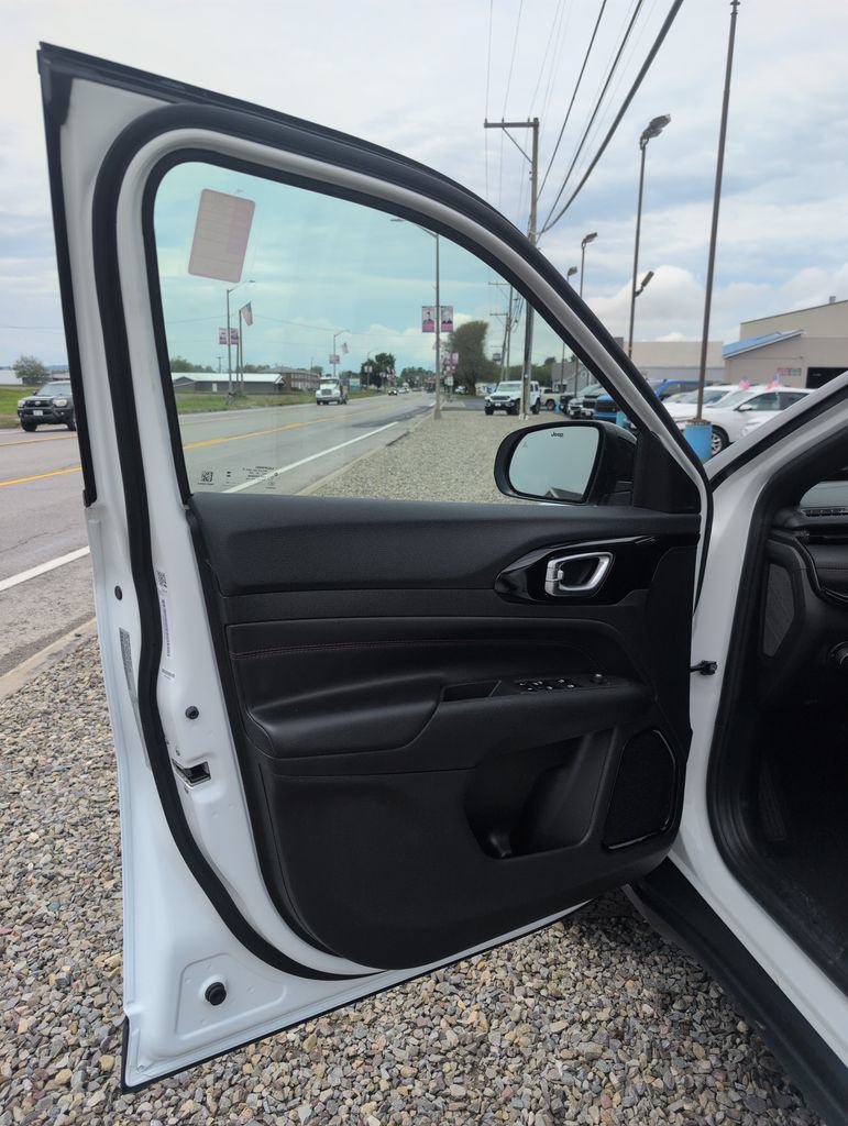 Used 2025 Jeep Compass Trailhawk AWD/4WD image 5