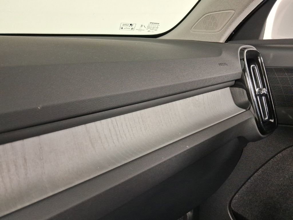 Certified 2025 Volvo XC40 B5 Core AWD/4WD image 26